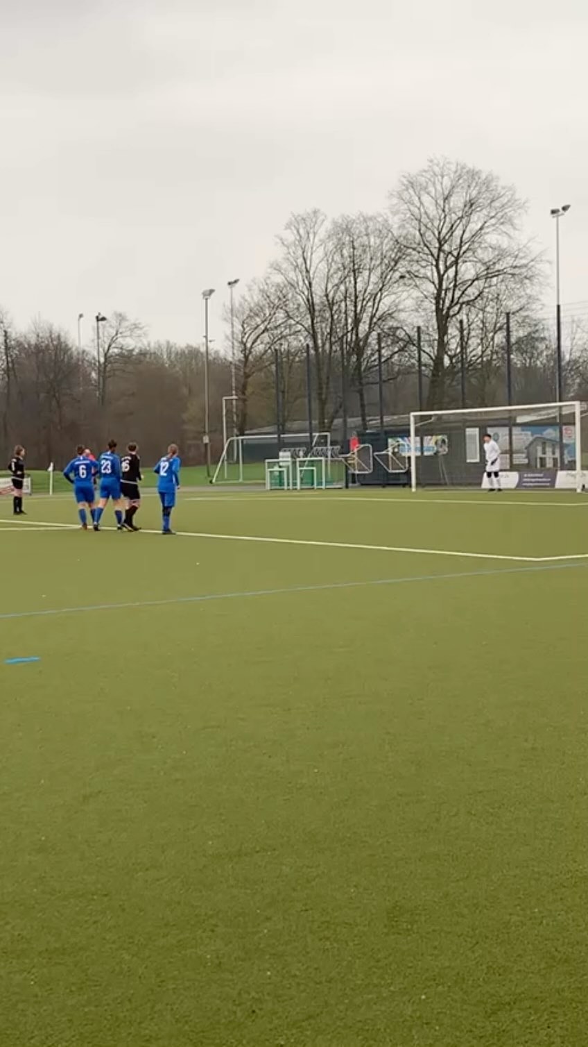 Spielbericht unserer Damenmannschaft:
VfL Kamen - Königsborner SV 2:5 (1:2)
Es war wieder einmal ein Sonntag zum Vergessen für unsere Damenmannschaft.
Nachdem man durch ein Tor von Bensu Göcer in Führung ging, verloren unsere Damen komplett den Faden und mussten vor dem Halbzeitpfiff zwei Gegentore hinnehmen.
Gleiches Bild bot sich in der 2. Halbzeit.
Nach einem weiteren Gegentor erzielte Saskia Rehbein den Anschlusstreffer, nach einem Foulspiel im gegnerischen Sechszehner, durch einen Elfmeter.
Das Glück war wieder nicht auf unserer Seite und somit fing man sich noch zwei weitere Gegentreffer in der Schlussviertelstunde.
#nurdervfl
#miteinanderfüreinander