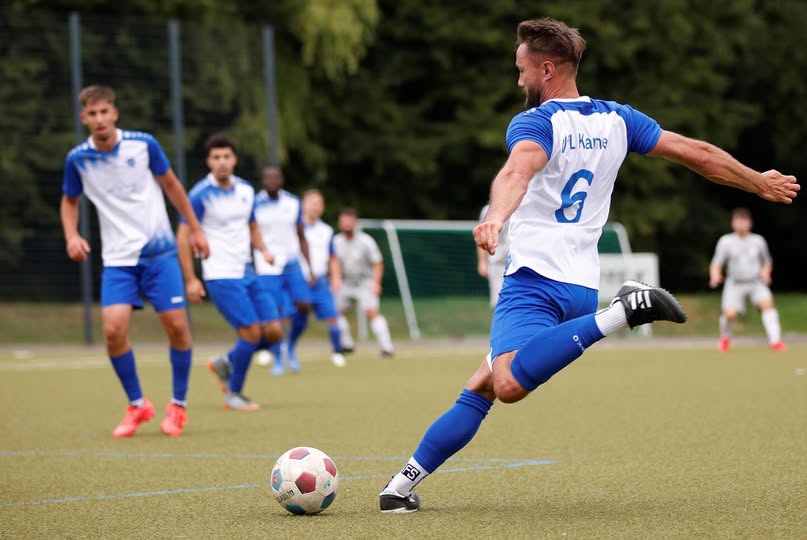 Ist möglicherweise ein Bild von 6 Personen, Personen, die Fußball spielen, Personen, die American Football spielen und Text „LKana /L Kana S 1 سی FS“